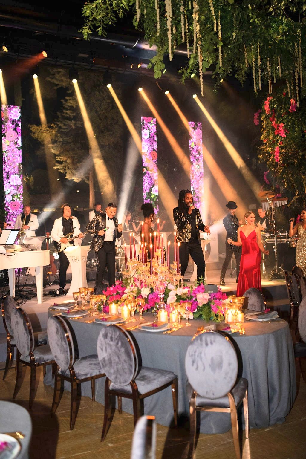 Band and flowered led bars at Lake Garda wedding dinner