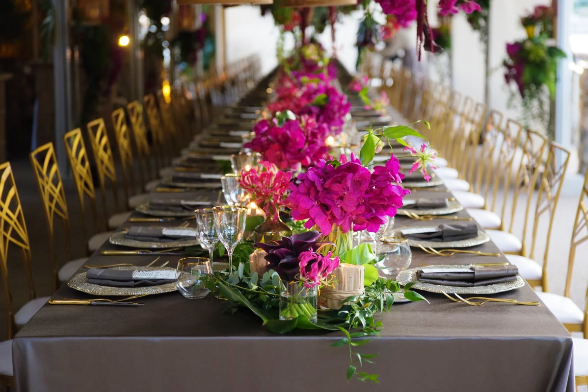 decor for table with fuxia flowers grey tableclothes