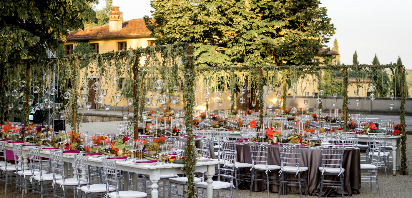 Hanging candles and tropical flowers decors for a 50th birthday party