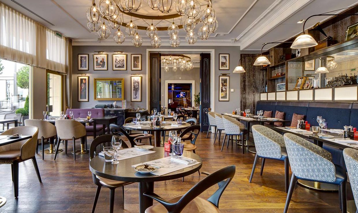 Caf&egrave; at luxury wedding resort on Lake Geneva