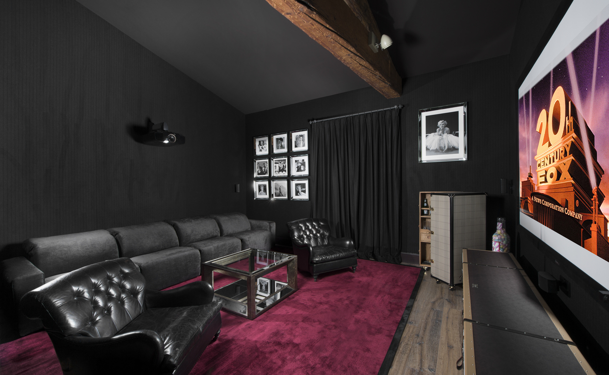 Cinema room of luxury castle d'Estoublon in Provence for weddings