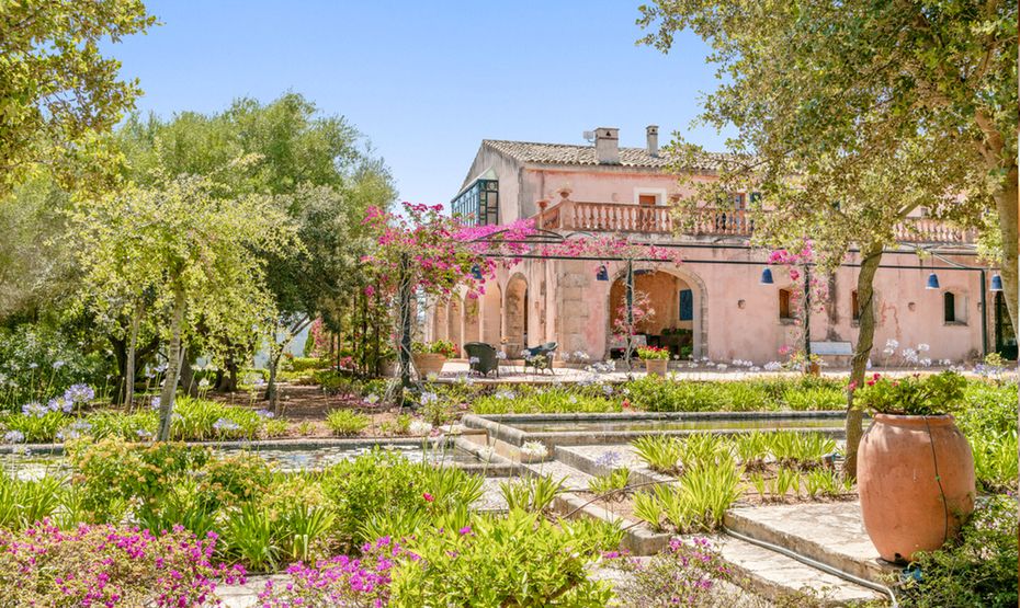 Colored garden at luxury villa for weddings in Mallorca