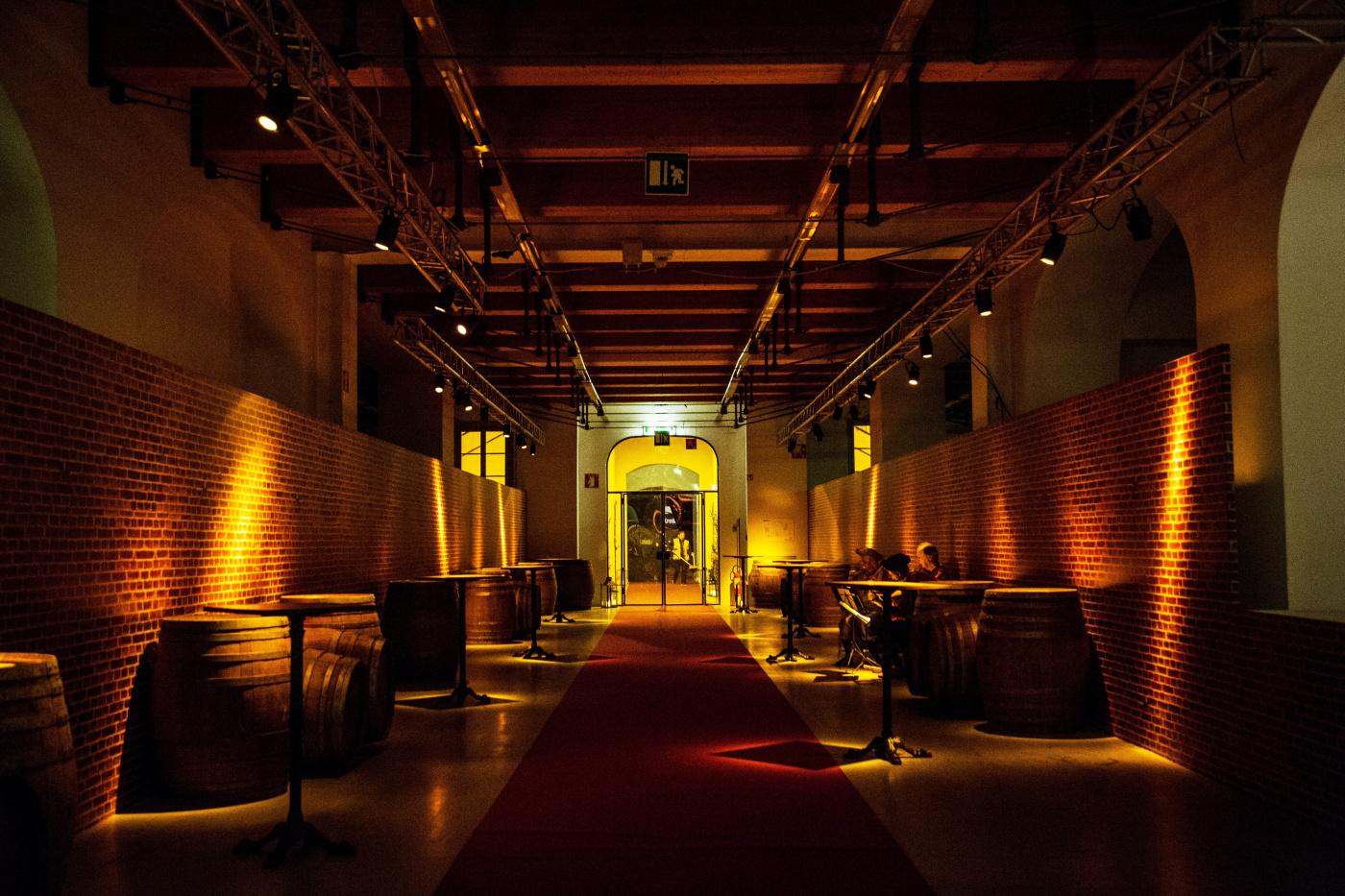 Cocktail decors with barrells and high tables for corporate event
