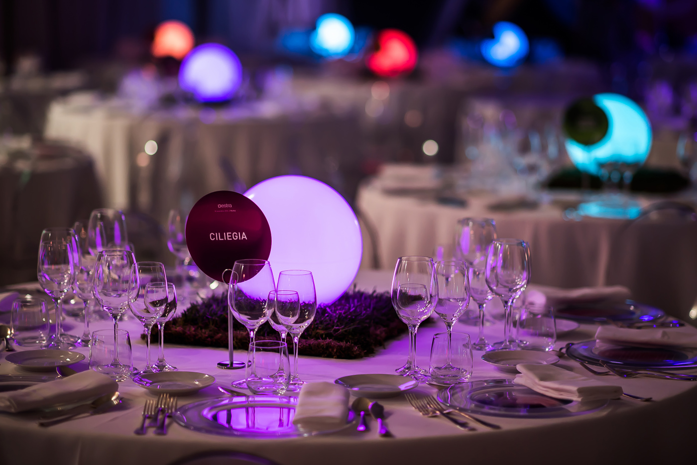 round tables for corporate event in rome with colored spheres