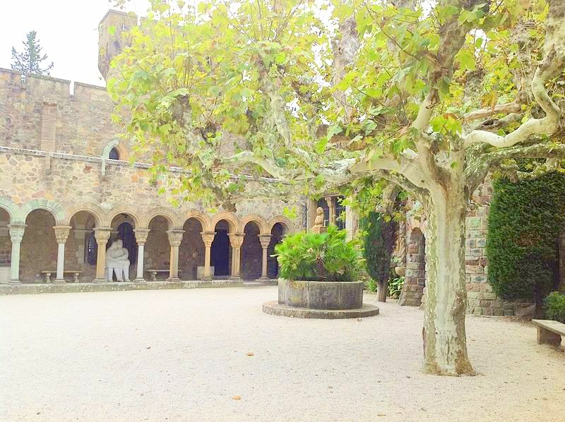 Courtyard and statues at luxury castle for weddings in Provence