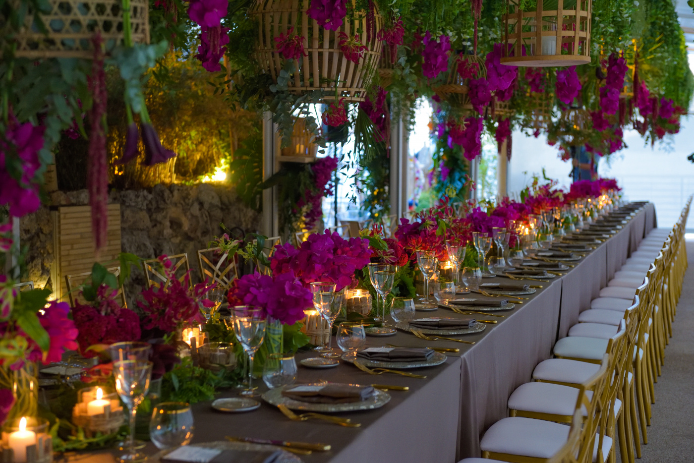 Long table with jungle theme and gold chairs for birthday in the south france