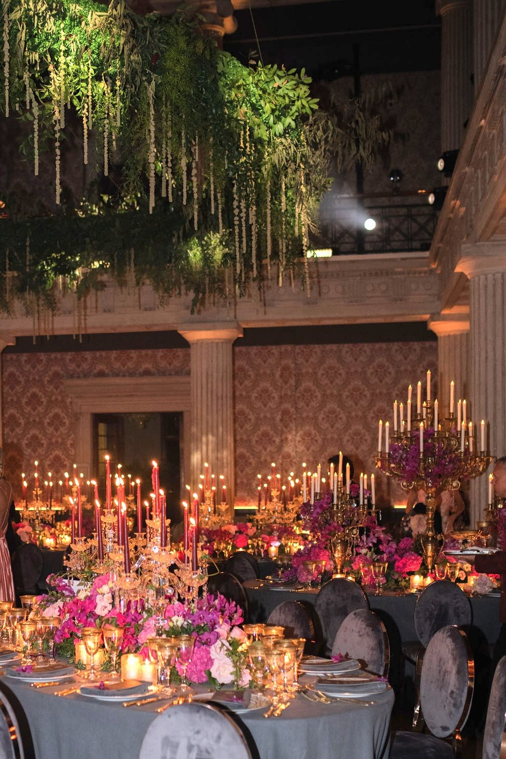 Falling greenery on tables at the wedding reception on Lake Garda