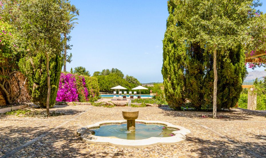 Fountain and pool at the luxury villa for weddings in Mallorca