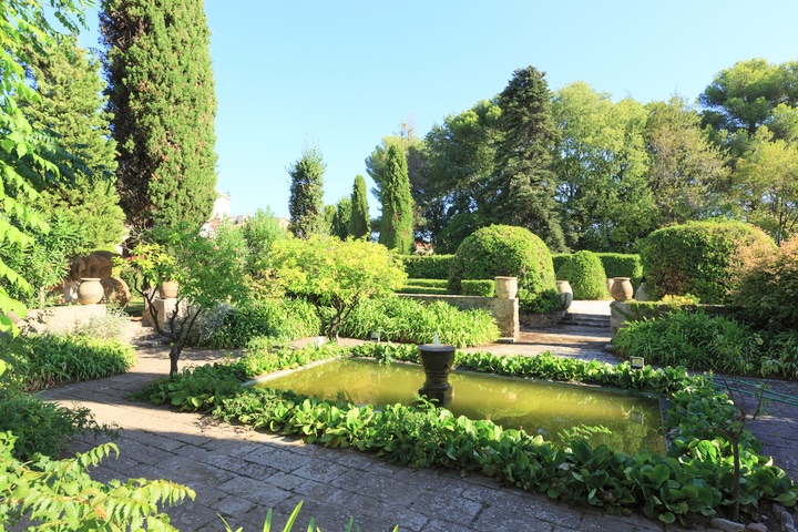 Garden and fountains at luxury castle for weddings in Provence