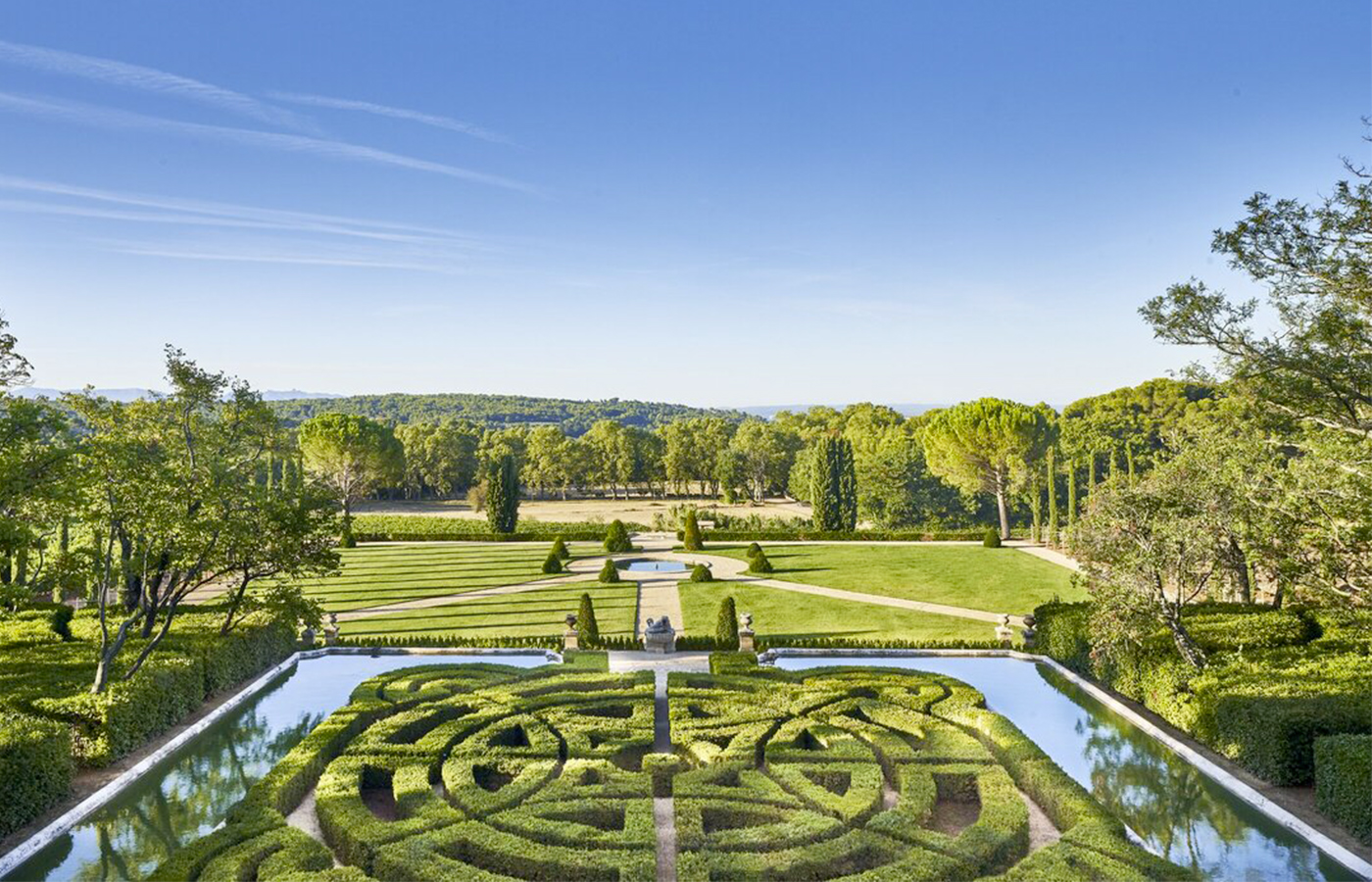 Gardens of luxury wedding castle in France