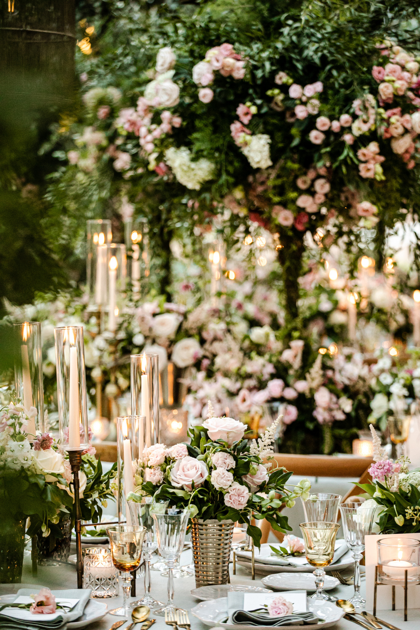 Tables flower decors with pale pink, ivory and greenery