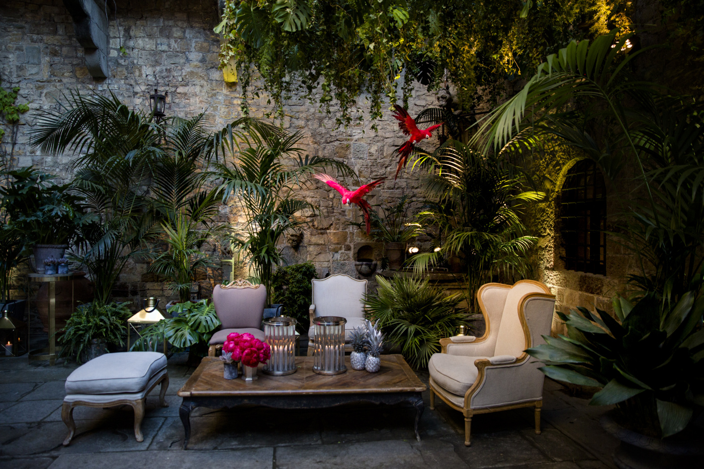 Lounge corner, plants, hanging greenery and parrots