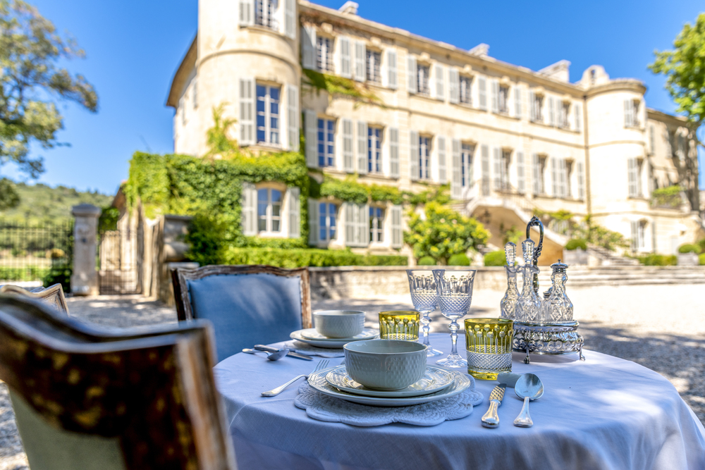 Lunch in the garden with view of the castle in Provence for weddings