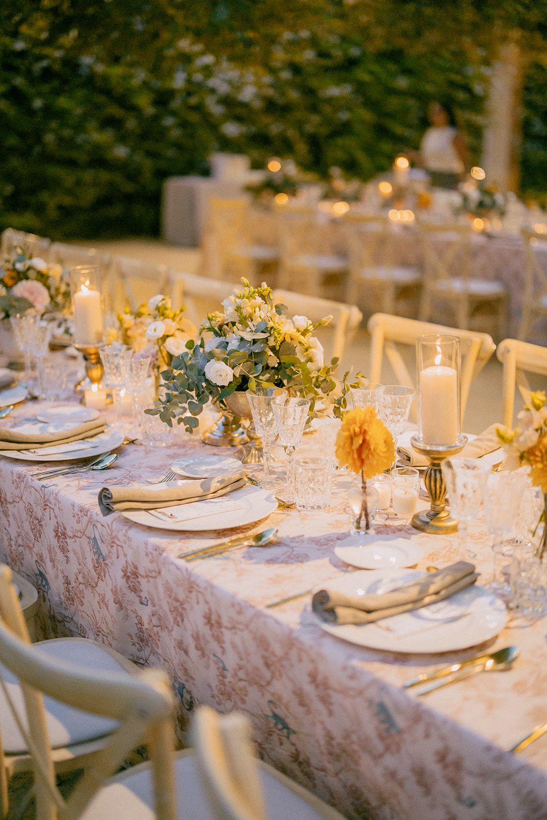 Natural colors at dinner tables at the Lebanese wedding in Sevilla Spain