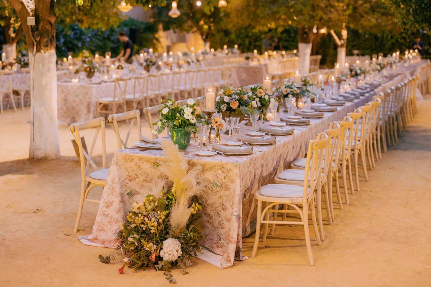 Pink customized tablecloth and flowers at the Lebanese wedding in Sevilla Spain