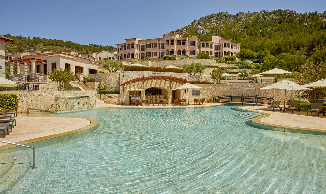 Pool with bar at grand hotel village for weddings in Mallorca