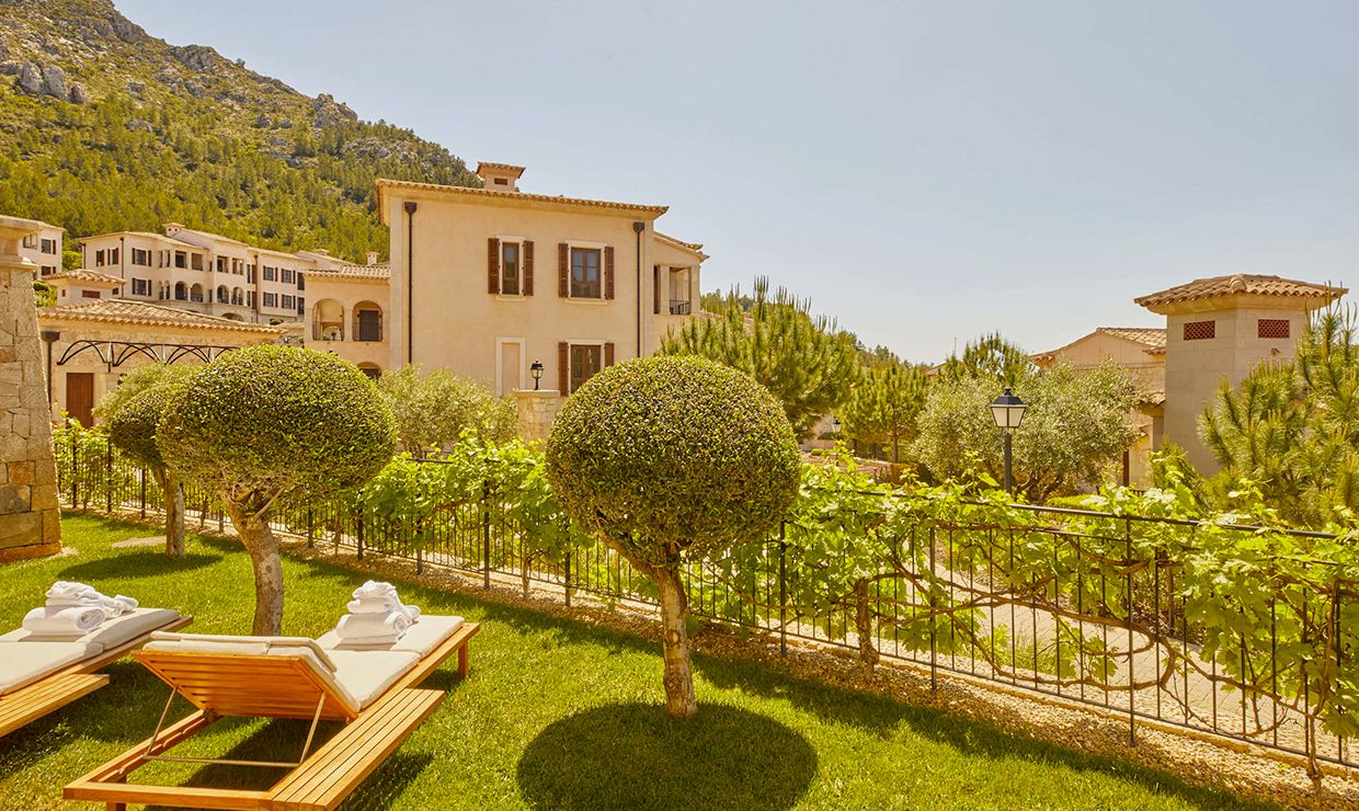 Private garden of suite at luxury grand hotel in Mallorca for weddings