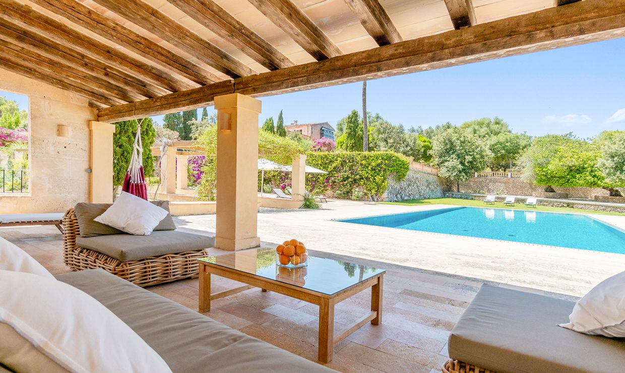 Relax area by the pool at villa for luxury weddings in Mallorca