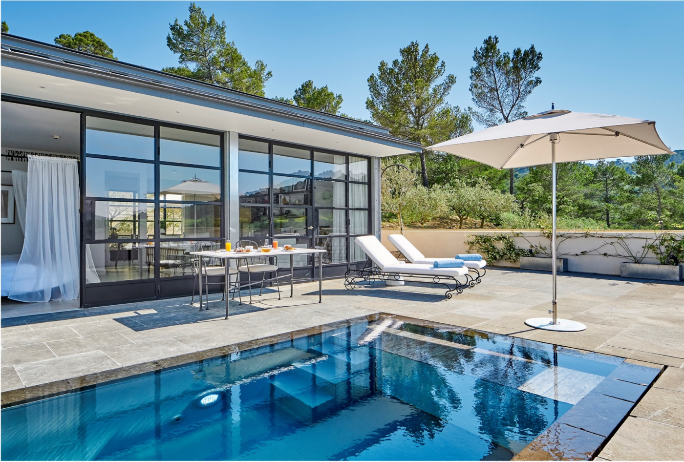 Suite with private pool for luxury wedding Provence