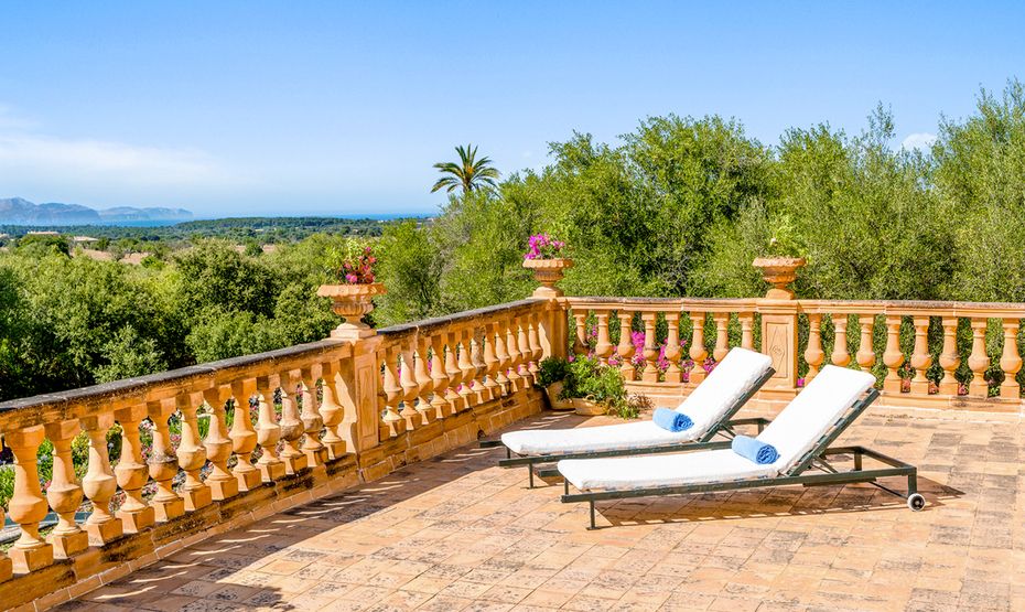 Terrace with sun-beds at villa for luxury weddings in Mallorca
