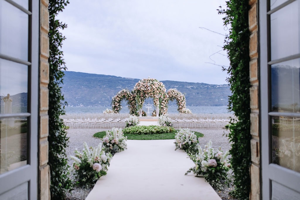 View of the ceremony on the villa on Lake Garda