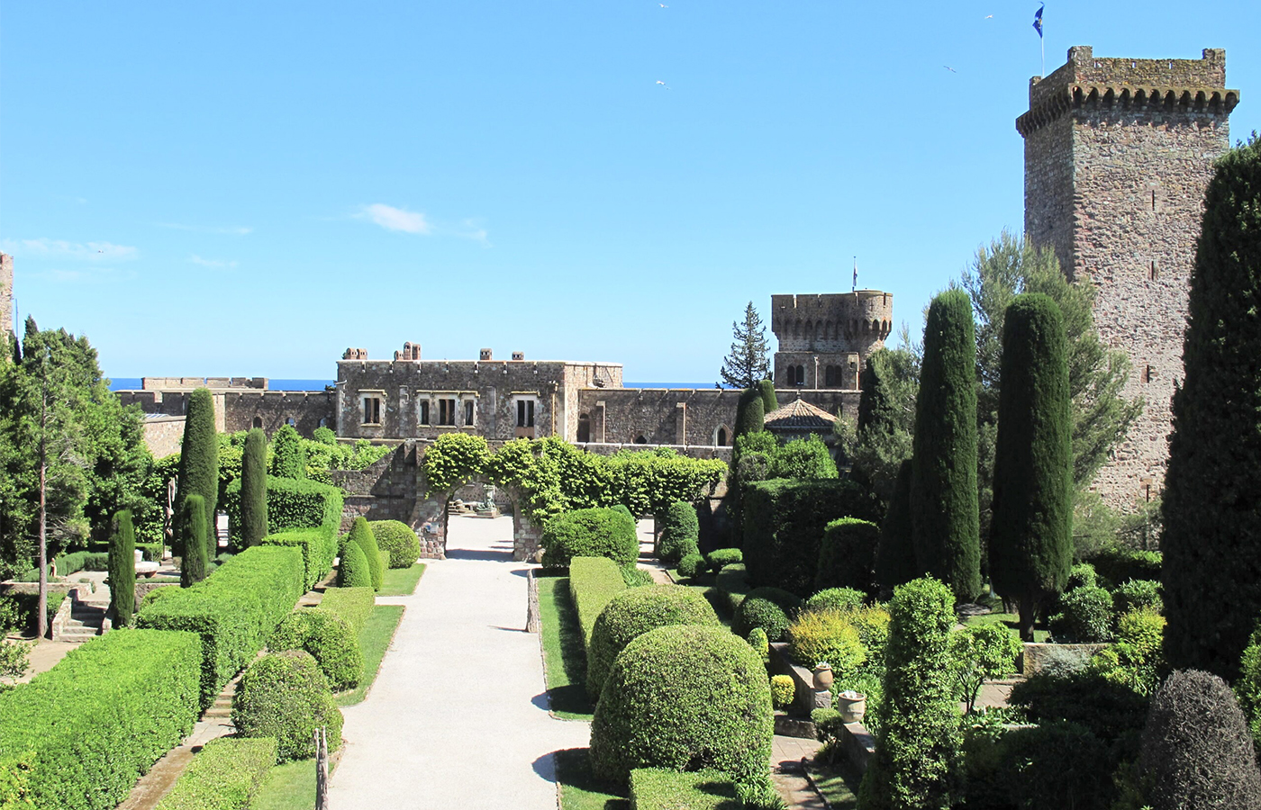 View entrance of luxury castle for weddings in Provence