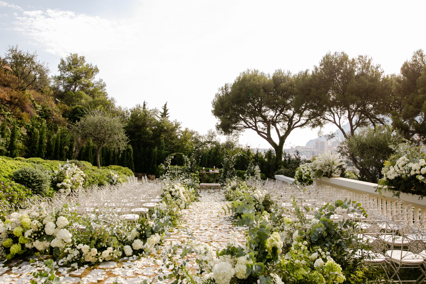 Romantic boho style ceremony with sea view in Monaco