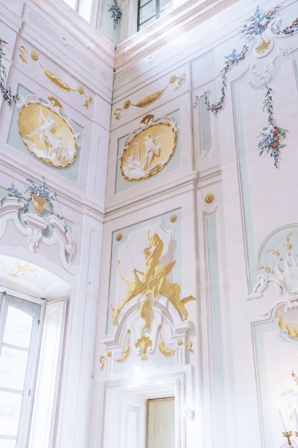 White frescoes at Lake Garda historic villa for weddings